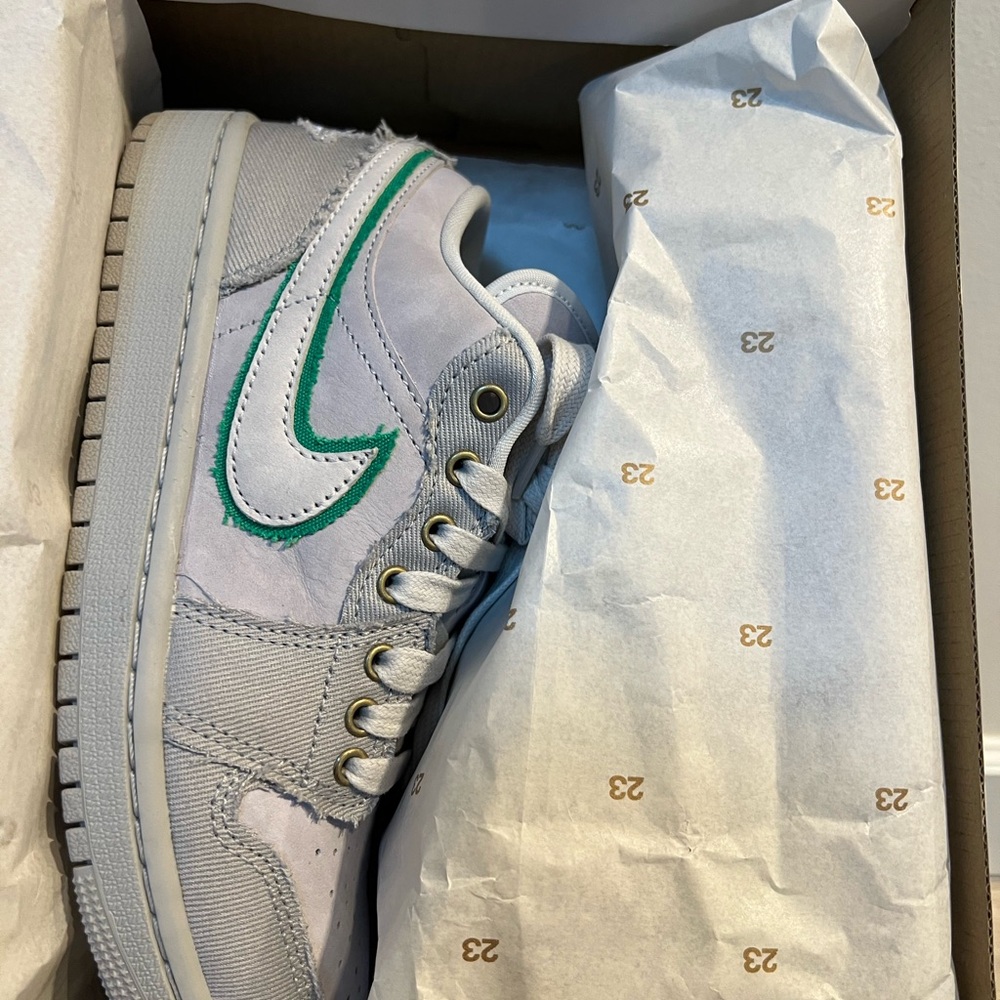 Nike Women's White & Green Low-Top Sneakers